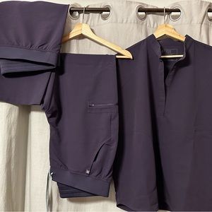 Figs scrubs: Rafaela oversized top L, Zamora joggers XL, Livingston XL.